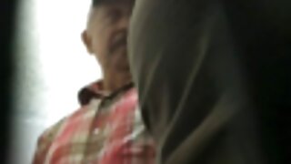 Հասուն պոռնիկ Մենդի Բրայթը սեքսուալ ներքնազգեստով խաղում է սեքս-խաղալիքի հետ