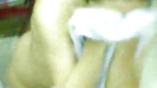 Դիմակով կորացած կովկասյան աղջիկը մեծ վիբրատորի միջոցով խաղում է իր կոշիկի հետ
