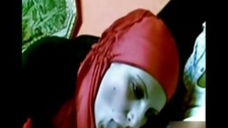 Քիրա Ռեդը փողոցային սանրվածքով կարմիր ժլատ զգեստով ցույց է տալիս իր մեծ կրծքերն ու եղջյուրավոր նրբությունները