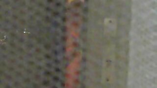 Կտրուկ գամասեղը պատժում է պատին կապած փոքրիկ Քեթի Օլիվերի քամուն
